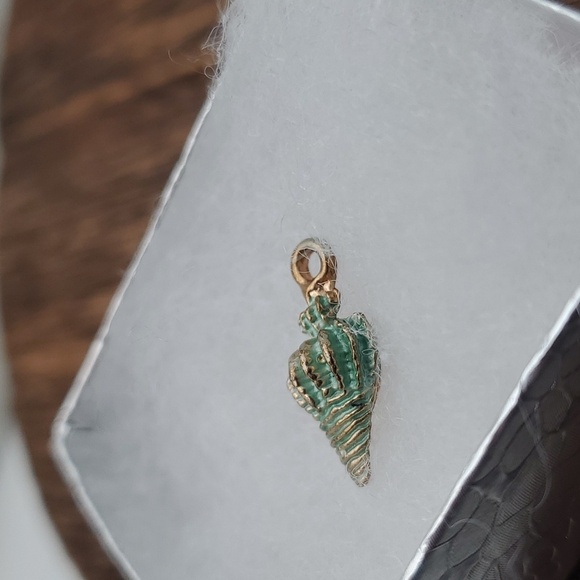 Green seashell conch charm mini - Picture 2 of 2